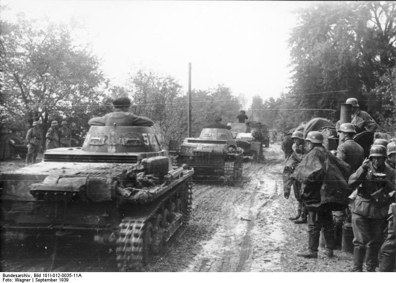 Bundesarchiv_Bild_101I-012-0035-11A,_Polen,_Panzer_I_und_Infanterie.jpg